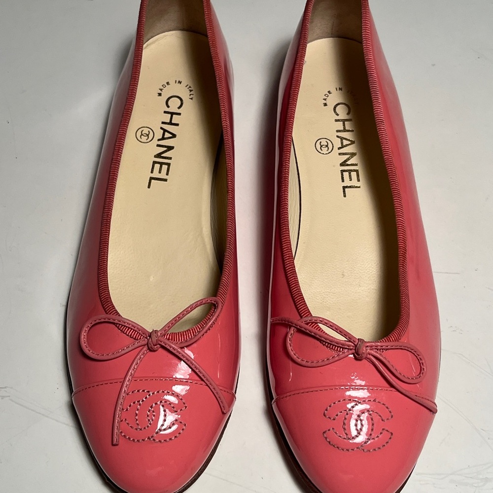 CHANEL Coral Pink Patent Leather Flats
